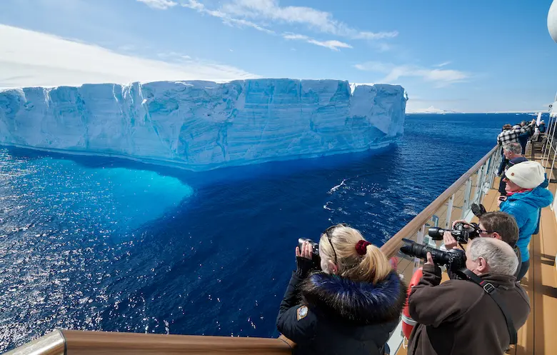 Cruise naar Antarctica en bekijk de Brown Bluff in het noordelijke deel van de Weddell Zee. © Mike Louagie / Nordic