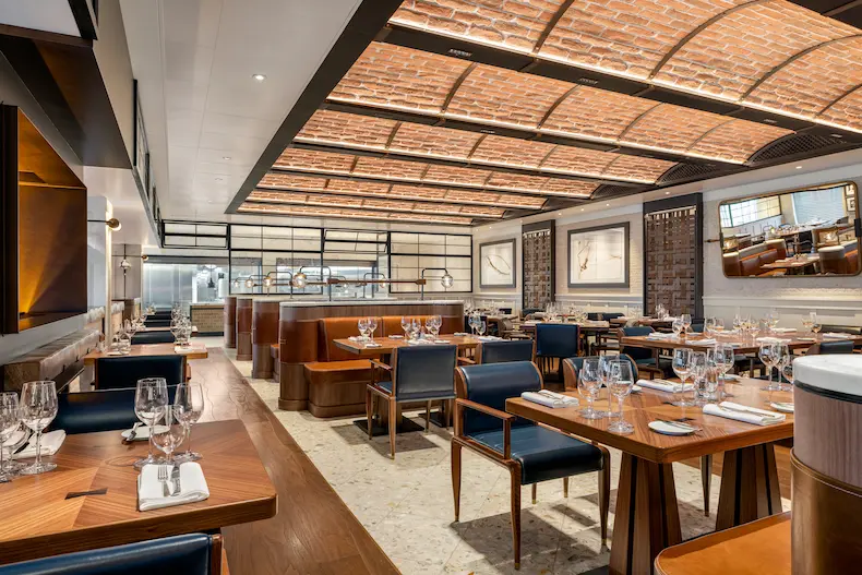 De Allura heeft twee nieuwe restaurant formules: Ember (foto) en Aquamar Kitchen © Oceania Cruises