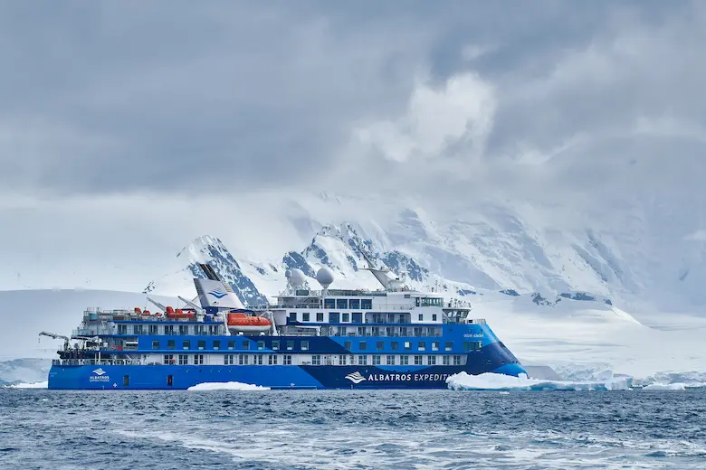 Deze Antarctica cruise wordt gemaakt met de Ocean Albatros. Dit expeditieschip heeft een zo klein mogelijk ecologische voetafdruk. © Mike Louagie / Nordic