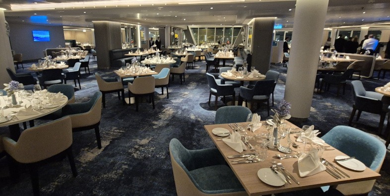 Het Atlantik-restaurant is het hoofdrestaurant en lgt achterop de Mein Schiff Relax. © Nico van Dijk / Decruisegids.nl