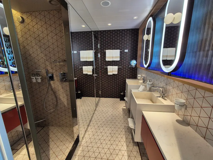 De badkamer van de Himmel und Meer Suites op de Mein Schiff 2 hebben een dubbele wastafel, een aparte douche en een apart toilet. © Nico van Dijk / Decruisegids.nl