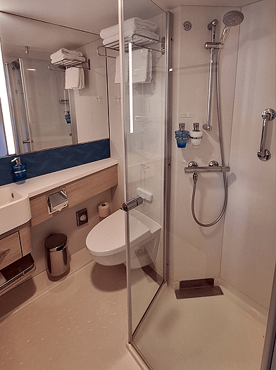 Onze badkamer op de Mein Schiff 7. © Raimond Wigman