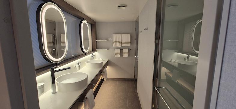 De badkamer van de Schöne Aussicht suite 14212 op de Mein Schiff Relax. © Nico van Dijk / Decruisegids.nl