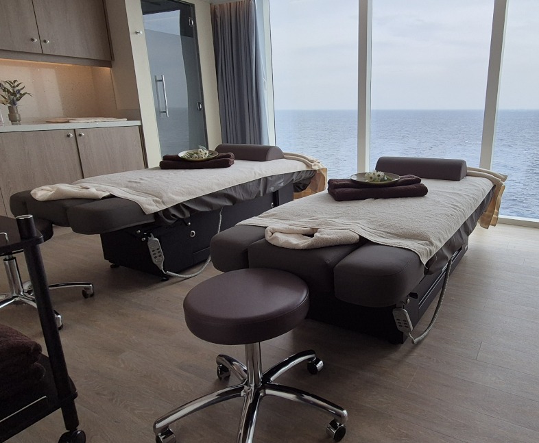 Een van de duo-behandelkamers op de Mein Schiff Relax. Laat je samen met je partner masseren. © Nico van Dijk / Decruisegids.nl