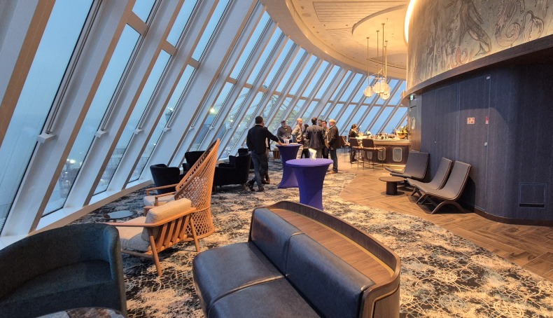 Vanuit de Captain's Bar op het voorschip heb je een prachtig uitzicht. © Nico van Dijk / Decruisegids.nl