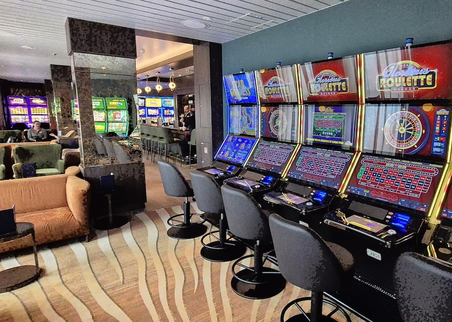 Het casino op de Mein Schiff Relax is in vergelijking met casino's op andere cruiseschepen vrij klein. © Nico van Dijk / Decruisegids.nl
