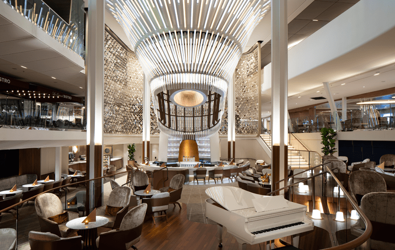 The Grand Plaza op de Celebrity Edge is een atrium dat zich uitstrekt over drie dekken. © Celebrity Cruises