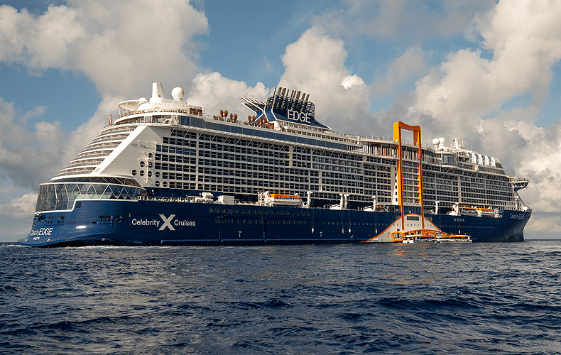 Een blikvanger op de Celebrity Edge is het Magic Carpet. Dit oranje restaurant kan van boven tot beneden langs de zijkant van het schip bewegen. Als het tot dek 2 is neergelaten, hangt het Magic Carpet vlak boven het water en kan het gebruikt worden als er getenderd moet worden. © Celebrity Cruises