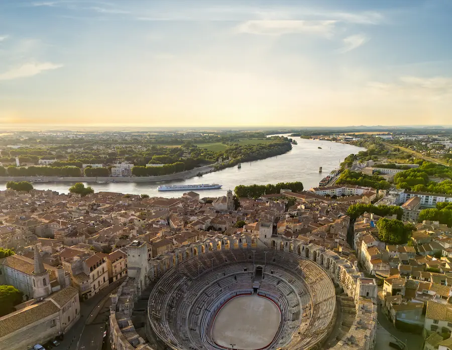 Bij de cruises van CroisiEurope is veel aandacht voor cultuur. De MS van Gogh bij Arles © CroisiEurope / Alexandre Sattler