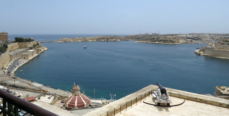 De haven van Valletta werd in het verleden zwaar bewaakt door diverse forten. © Nico van Dijk / Decruisegids.nl