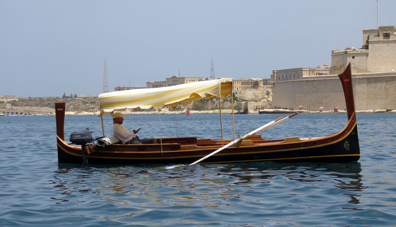 Met een dghajsa kun je je voor een paar euro naar de 3 Cities aan de overkant van Valletta laten varen. © Nico van Dijk / Decruisegids.nl