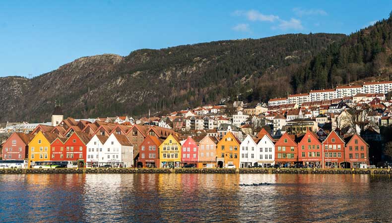 Bergen is een populaire bestemming voor veel cruises naar Noorwegen © Michelle Maria via Pixabay 