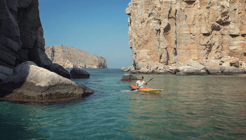 Cruise naar het noorden van Oman en ontdek een bijzonder landschap. Vanwege de vele fjorden wordt Khasab wel het Noorwegen van Arabië genoemd. © Ministerie van Toerisme Oman / Aviareps