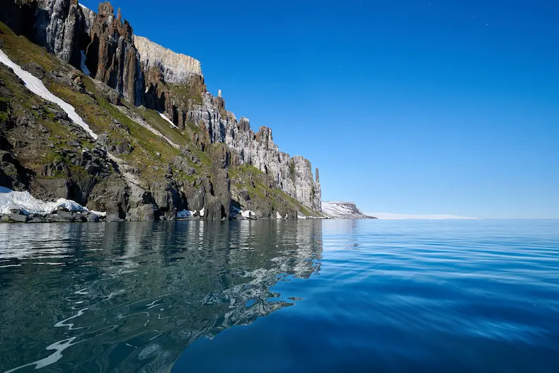 De Alkefjellet, 'de berg van de zeekoeten' is de beroemdste berg van de Spitsbergen-archipel. © Mike Louagie