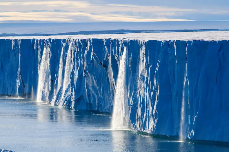 De Bråsvellbreen gletsjer in Nordaustlandet op Spitsberg is 45 kilometer lang. © Mike Louagie
