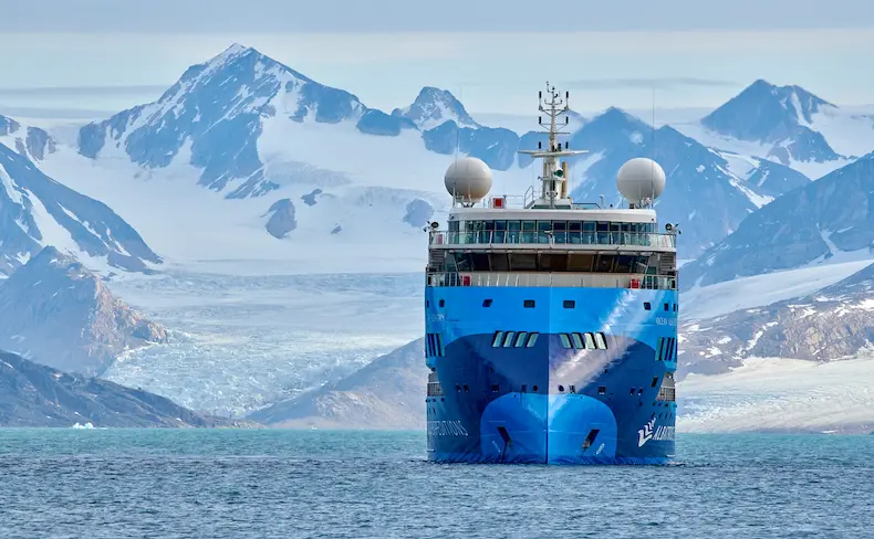 De Ocean Albatros, hier bij Smeerenburg op Spitsbergen, is zo ontworpen dat het kwetsbare poolmilieu zo min mogelijk wordt belast. © Mike Louagie