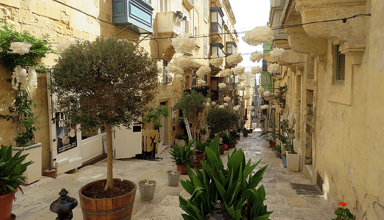 Tijdens een cruise naar Malta kun je prima op eigen gelegenheid de straten van Valletta ontdekken. Dat kan te voet of met een elektrische step. Pas wel op, want sommige straten zijn behoorlijk steil. © Nico van Dijk / Decruisegids.nl