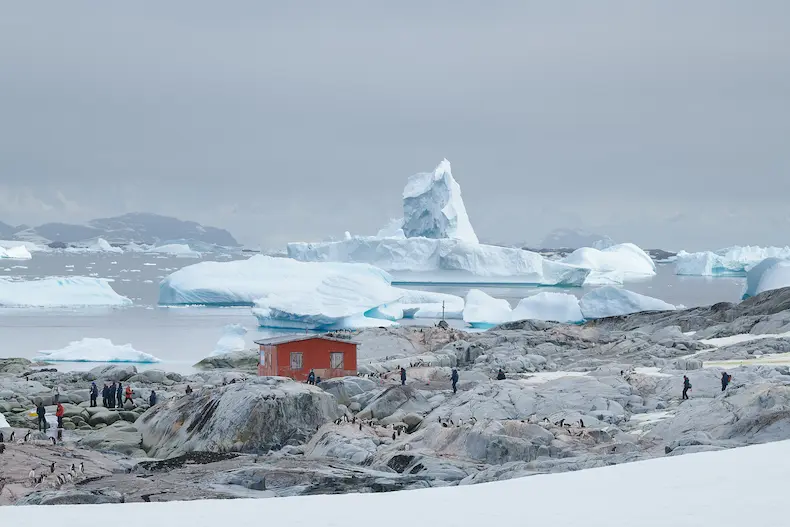 Ga aan land op Petermann Island. © Mike Louagie / Nordic