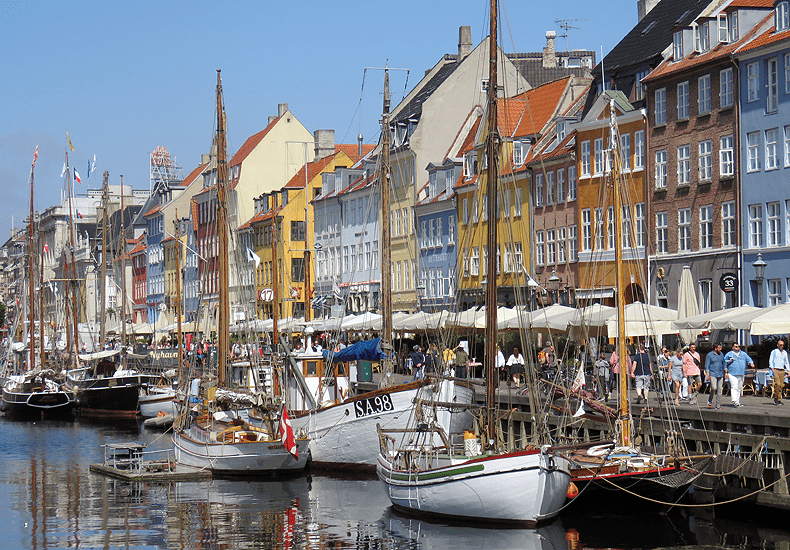 De gekleurde huizen en de schepen in de Nyhavn in Kopenhagen zijn erg in trek bij toeristen. Je kunt er ook een rondvaart maken, die ook langs de Kleine Zeemeermin gaat. © Nico van Dijk / Decruisegids.nl
