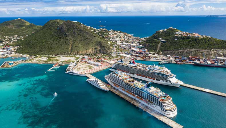 In de cruiseterminal van Sint Maarten kunnen zes cruiseschepen tegelijk aan de twee pieren liggen. Andere cruiseschepen kunnen voor anker gaan. © Verkeersbureau Sint Maarten