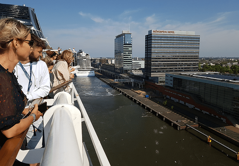 Voordeel van cruises vanuit Nederland is dat je vanaf je cruiseschip kunt zwaaien naar de achterblijvers. © Nico van Dijk / Decruisegids.nl