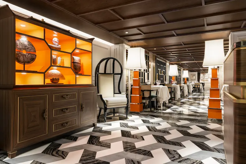 Het Ginger-restaurant met Aziatische specialiteiten heeft een opvallende entree. © Oceania Cruises