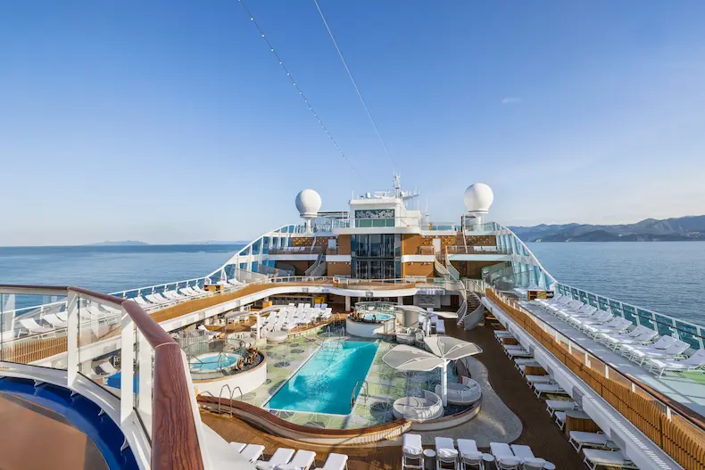 Rondom het zwembad van de Vista en de Allura zijn fijne zitjes gecreëerd. © Oceania Cruises