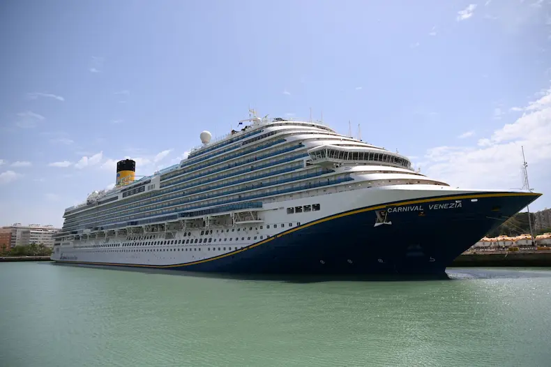 De Carnival Venezia. Alleen de gele schoorsteen met de blauwe C herinnert nog aan het verleden van het voormalige cruiseschip van Costa Cruises. © Carnival Cruise Line.