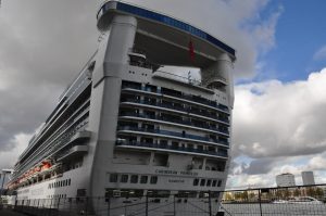De Caribbean Princess in de cruiseterminal van Rotterdam © DecruiseGids.nl/Madeleine van de Wouw