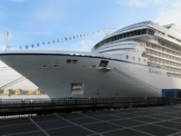 Het gerenoveerde cruiseschip Riviera van Oceania Cruises in Amsterdam © Nico van Dijk / Decruisegids.nl