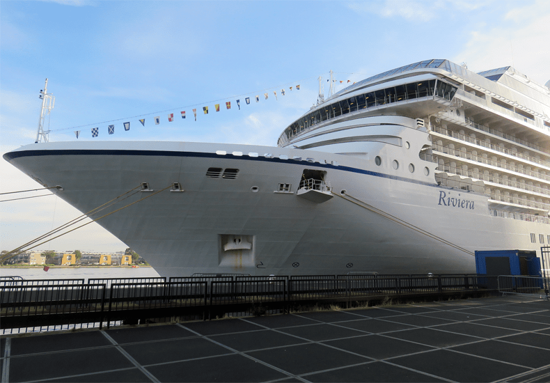 Het gerenoveerde cruiseschip Riviera van Oceania Cruises in Amsterdam. Oceania Cruises annuleert 42 cruises naar het Midden-Oosten voor heel 2024. © Nico van Dijk / Decruisegids.nl