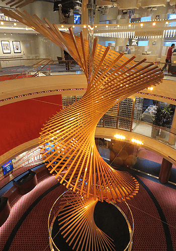 Blikvanger van het drie dekken tellende Atrium op de Rotterdam is het kunstwerk De Harp. Dit is het grootste en duurste kunstwerk op de Rotterdam. © Nico van Dijk / Decruisegids.nl