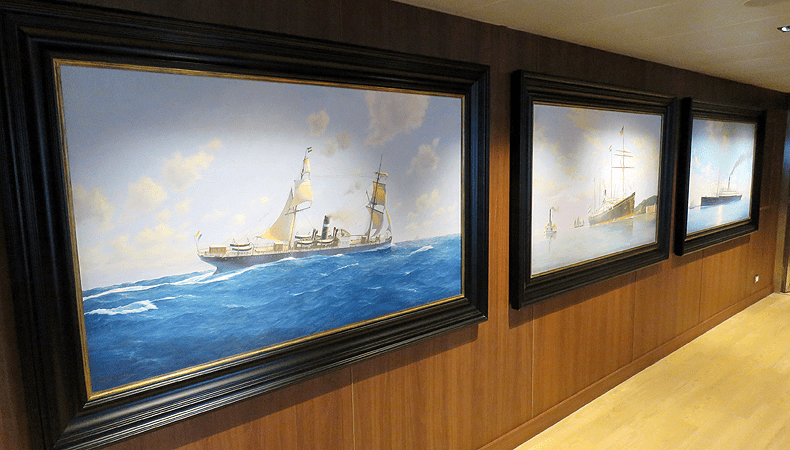 Op het Observation Deck van de Rotterdam hangen schilderijen van andere schepen van de HAL met de naam Rotterdam. © Nico van Dijk / Decruisegids.nl
