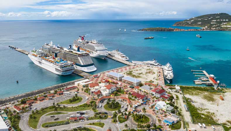 Vanuit de cruiseterminal op Sint Maarten loop je zo naar het centrum van Philipsburg dat op anderhalve kilometer van de cruisehaven ligt. © Verkeersbureau Sint Maarten