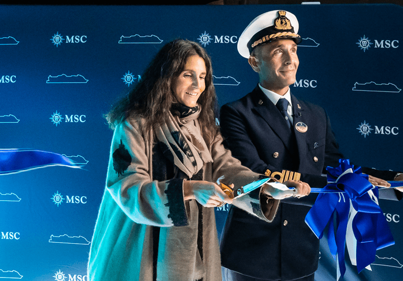 Alexa Aponte-Vago, dochter van MSC-oprichter GianLuigi Aponte, doopte onder toeziend oog van kapitein Roberto Leotta de MSC Seascape. © MSC Cruises 