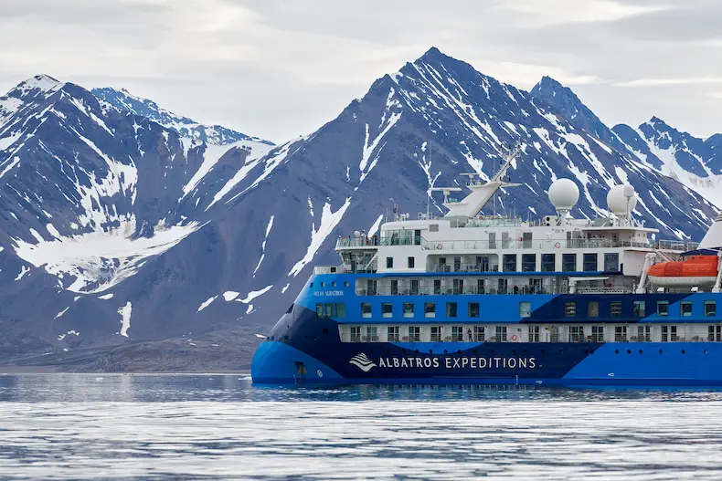 De expeditiecruise naar Spitsbergen vindt plaats met het cruiseschip Ocean Albatros. © Mike Louagie