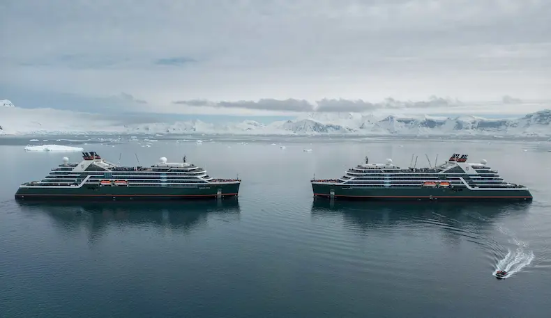 De expeditiecruiseschepen Seabourn Venture (links) en Seabourn Pursuit (rechts) ontmoetten lagen in november 2023 voor het eerst samen bij Antarctica, tijdens de eerste cruise van de Seabourn Pursuit. © Seabourn Cruise Line
