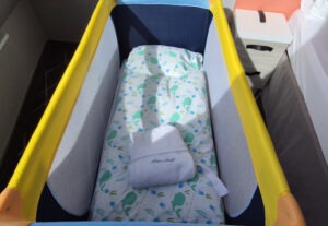 Een babybedje inclusief dekbed met walvis-decoratie en een allerschattigst badjasje zijn desgewenst ook beschikbaar. © Nico van Dijk / Decruisegids.nl