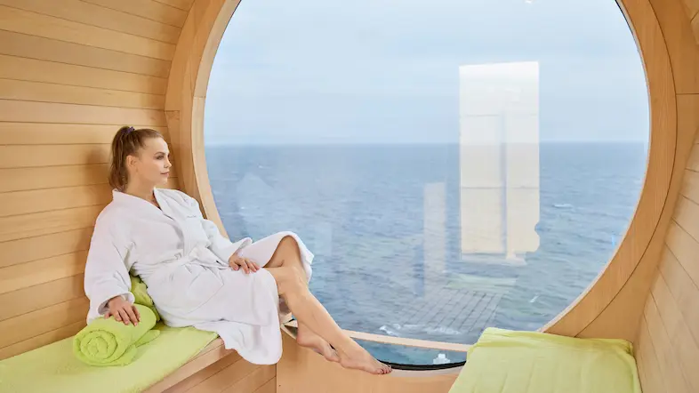Ontspannen in de Fass-Sauna op de Mein Schiff Relax. Deze tonsauna moet je reserveren. © TUI Cruises / Christian Wyrwa