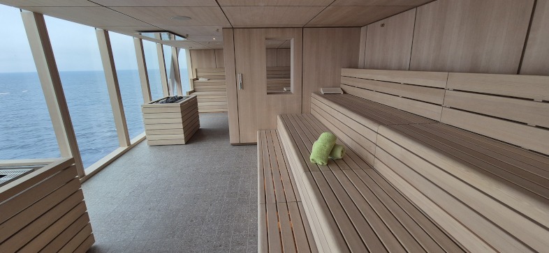 De Finse sauna en de biosauna zijn in compartimenten verdeeld, waardoor de ruimtes overzichtelijk blijven. Door de hoge ramen kun je uitkijken op zee, wat een extra dimensie toevoegt aan het ontspannen. © Nico van Dijk / Decruisegids.nl