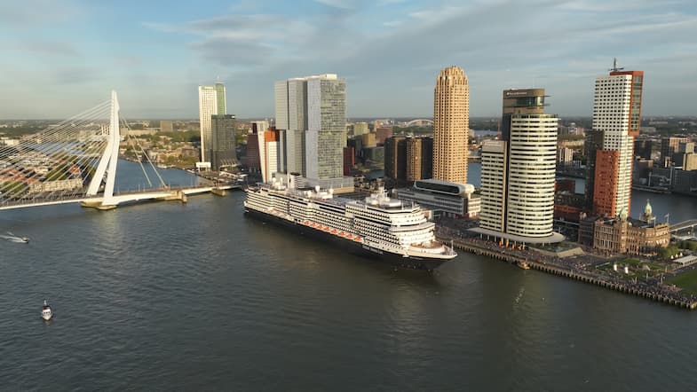 Vertrek makkelijk vanuit de cruiseterminal in Rotterdam of de Passenger Terminal in Amsterdam © Holland America Line