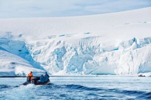 Met zodiacs door ijzige baaien varen. © Hapag Lloyd Cruises