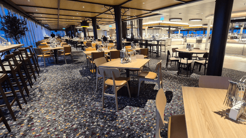 Het Harbour Market buffetrestaurant op de Mein Schiff Relax. © Nico van Dijk / Decruisegids.nl