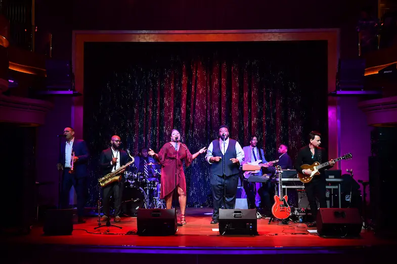 Aan boord van de cruiseschepen van Holland America Line geniet je van hoogwaardig entertainment zoals in de BB King's Club. © Holland America Line