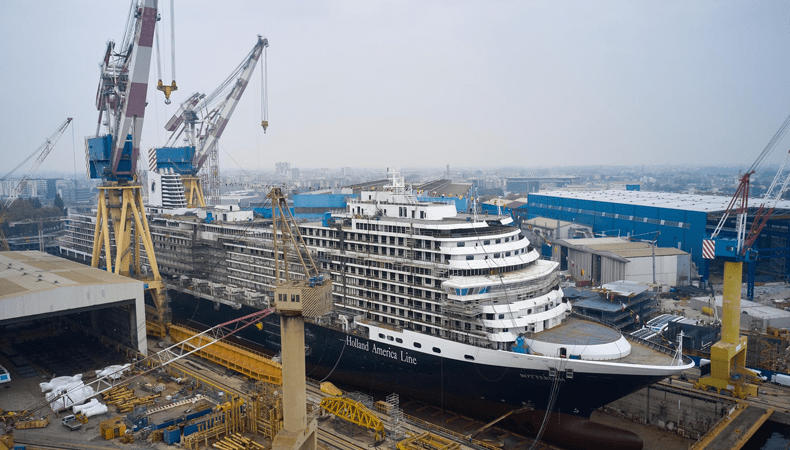 De Rotterdam van Holland America Line in aanbouw in het droogdok. © Holland America Line