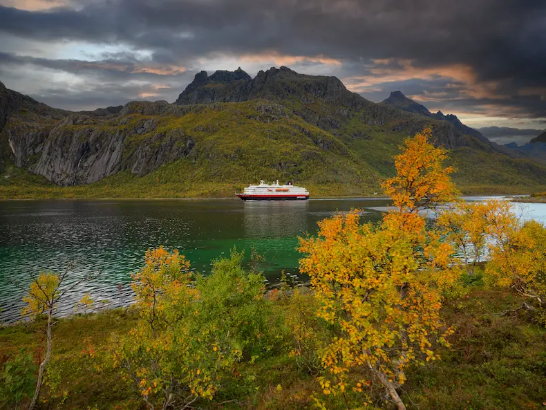 Maak in de herfst een cruise met het Hurtigruten-schip Kong Harald en geniet van de Indian Summer. © Trym Ivar Bergsmo / Hurtigruten
