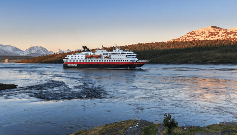 Verken de Noorse kustlijn met een Hurtigruten postboot © Nordic