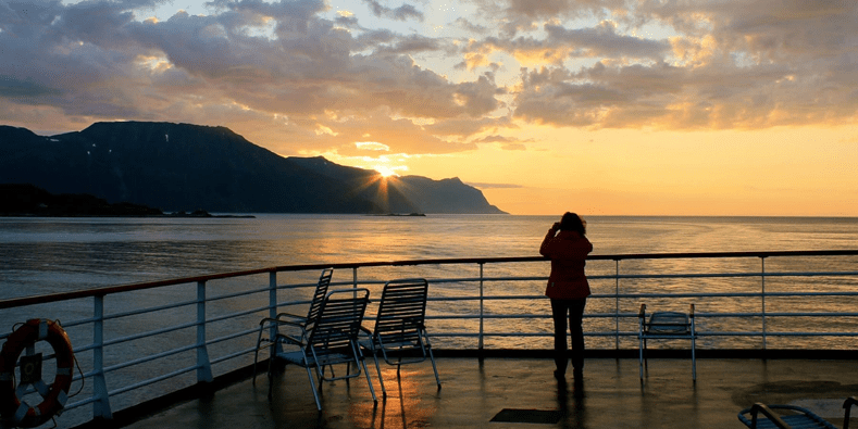Tijdens een Hurtigruten reis kun je op de panoramadekken genieten van prachtig uitzicht op de Noorse kust. © Nordic 