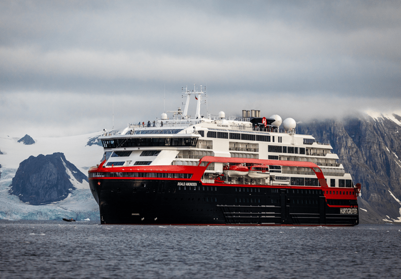 Het Hurtigruten expeditieschip Roald Amundsen bij Spitsbergen. © Oscar Farrera/Hurtigruten