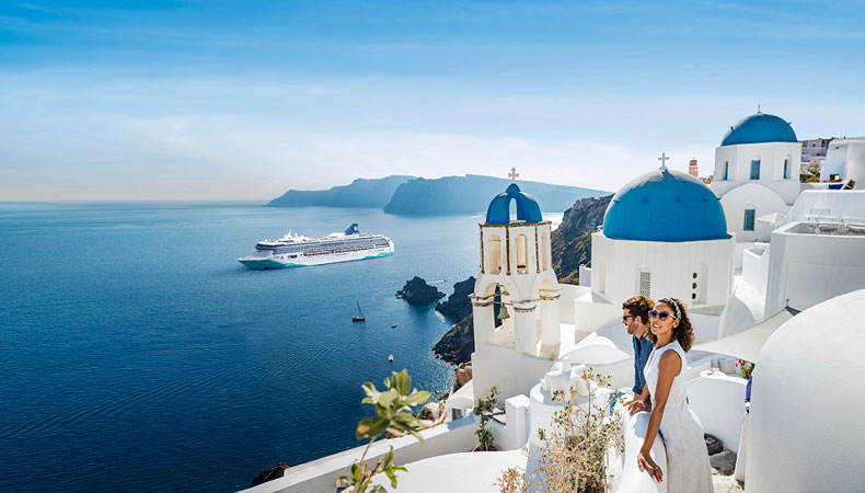 Maak met de vernieuwde Norwegian Spirit van Norwegian Cruise Line cruises naar de Griekse eilanden Santorini, Mykonos en Patmos. ©  Norwegian Cruise Line